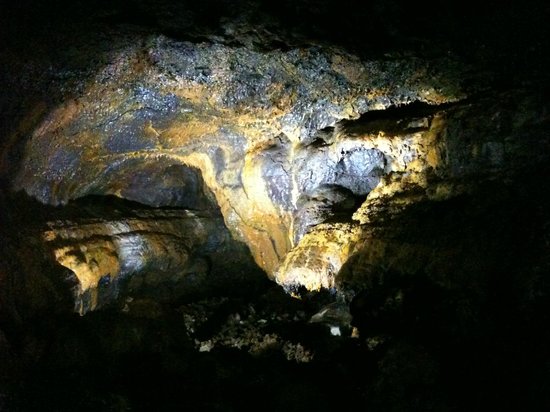 Пещера Gruta do Carvão лежит под улицами и зданиями города Ponta Delgada.